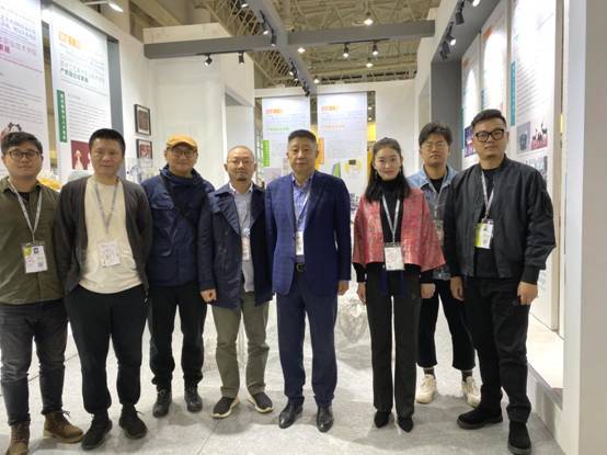 2020厦门-中国工艺美术学会理事长才大颖、信息部副主任孟曦到我院展厅参观指导